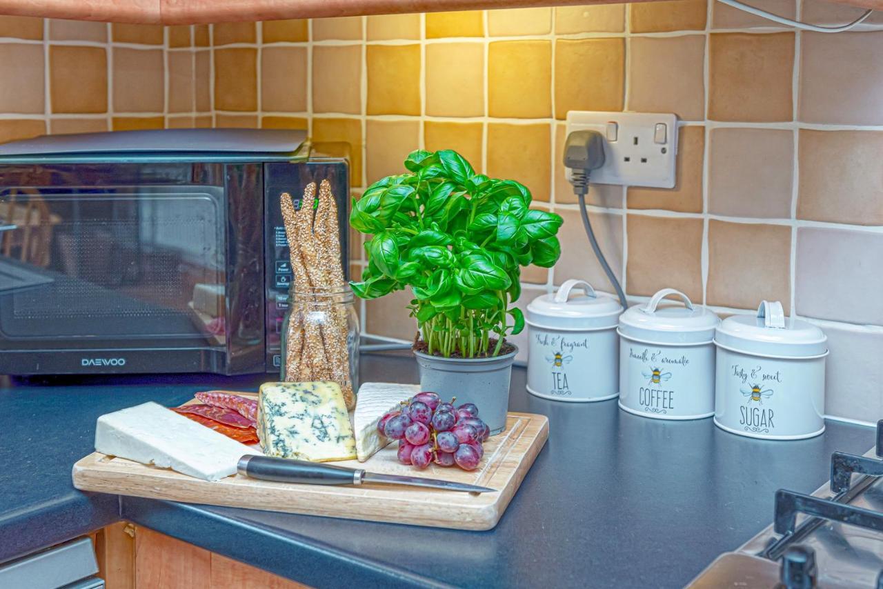 Laurel - Pet-Friendly Cottage With Indoor Pool, Hot Tub & Panoramic Snowdonia Views コルウィン・ベイ エクステリア 写真