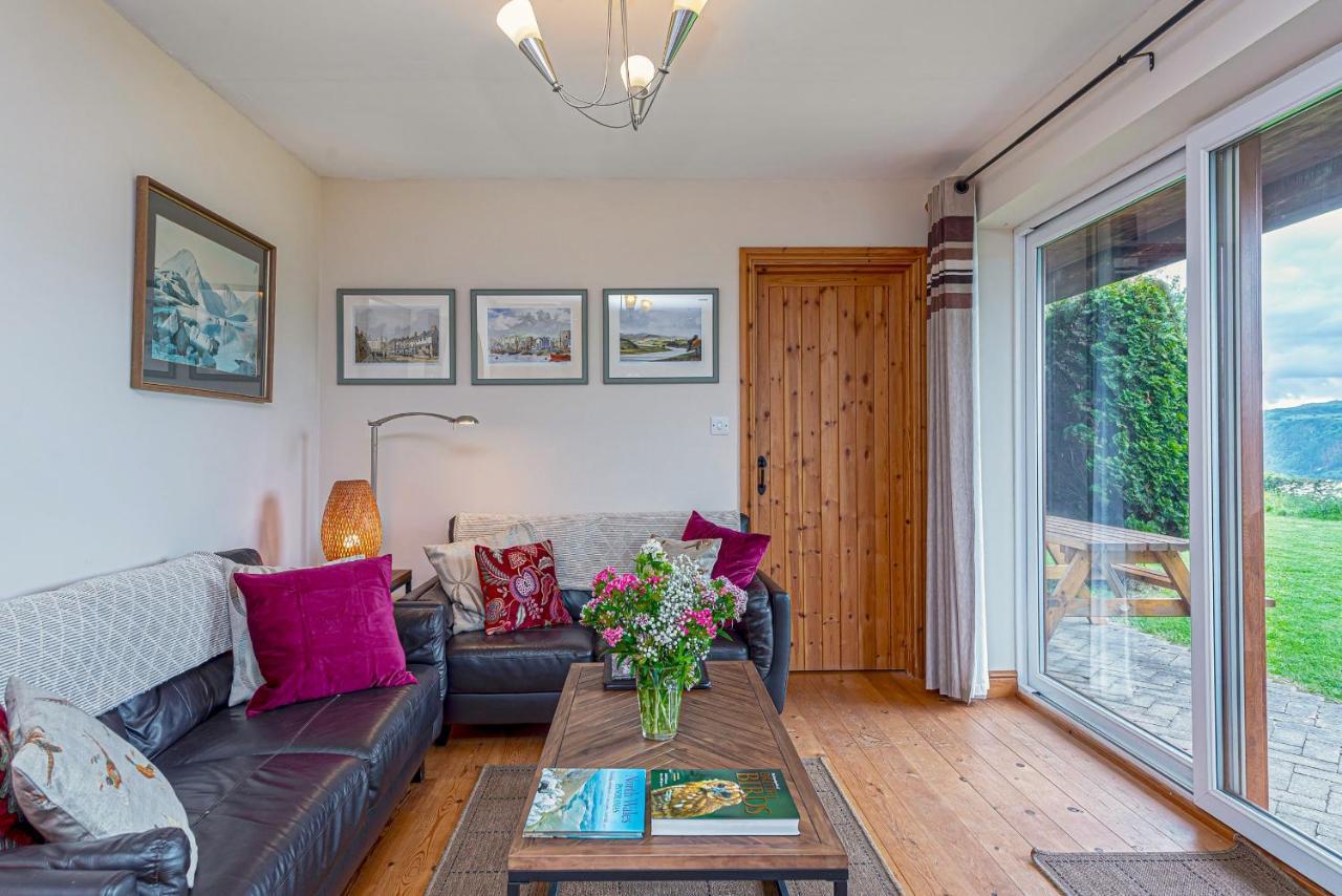 Laurel - Pet-Friendly Cottage With Indoor Pool, Hot Tub & Panoramic Snowdonia Views コルウィン・ベイ エクステリア 写真