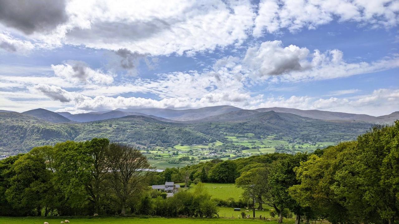 Laurel - Pet-Friendly Cottage With Indoor Pool, Hot Tub & Panoramic Snowdonia Views コルウィン・ベイ エクステリア 写真