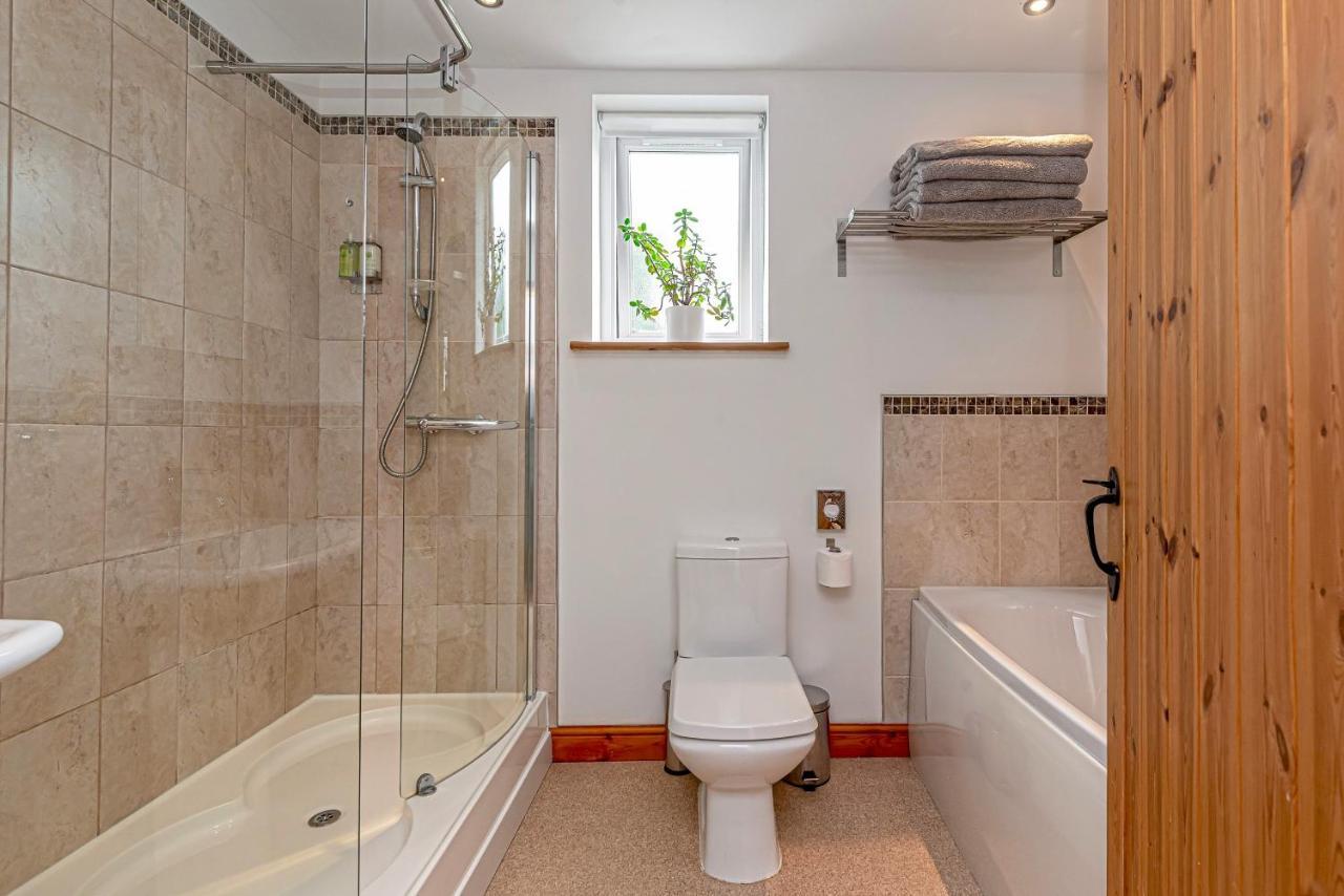 Laurel - Pet-Friendly Cottage With Indoor Pool, Hot Tub & Panoramic Snowdonia Views コルウィン・ベイ エクステリア 写真