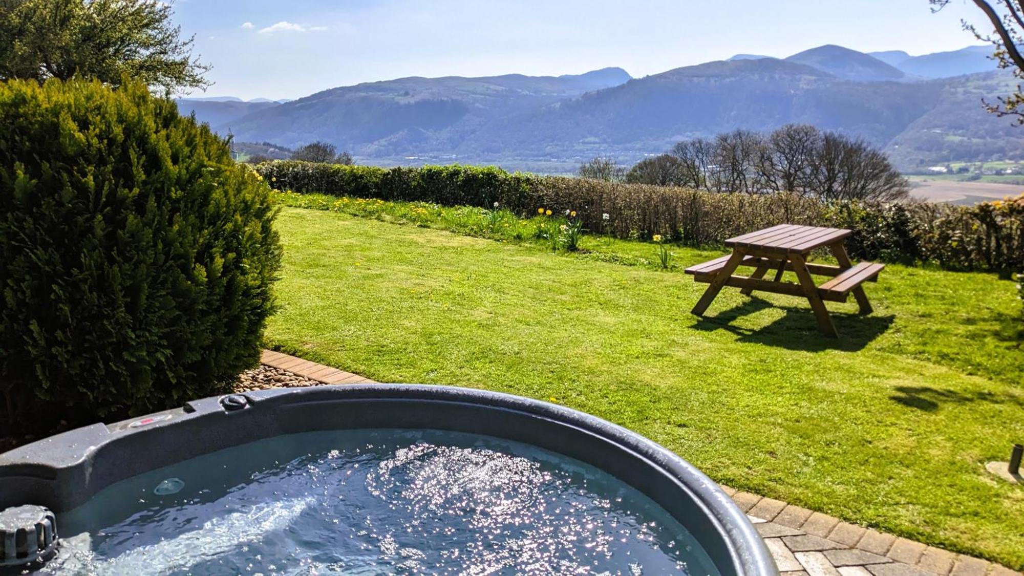 Laurel - Pet-Friendly Cottage With Indoor Pool, Hot Tub & Panoramic Snowdonia Views コルウィン・ベイ エクステリア 写真